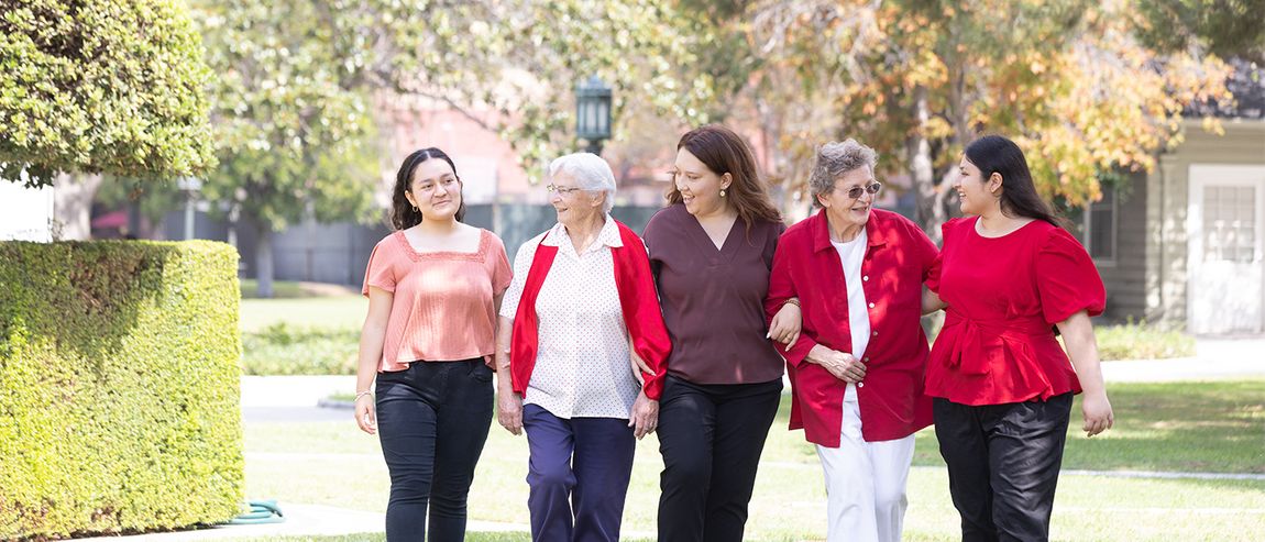 CSJs and 91ɬ�� students walking at the Doheny campus