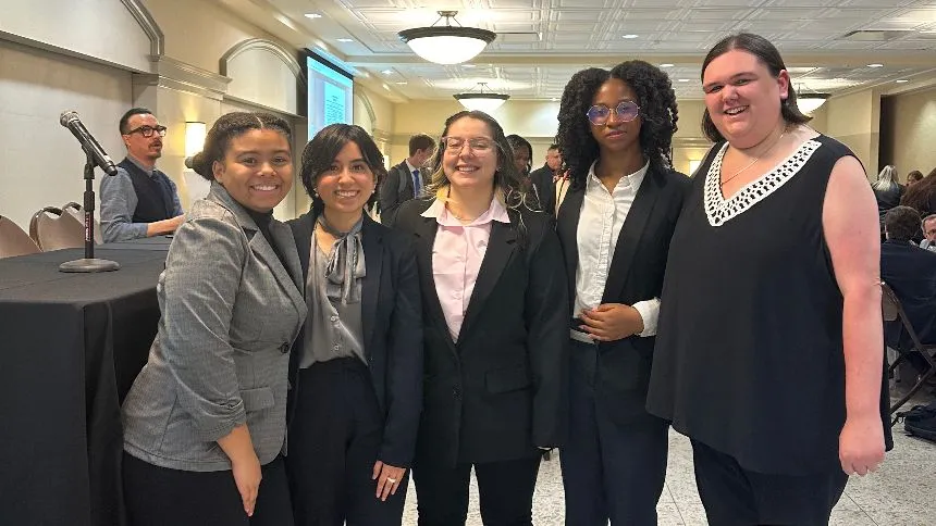 Tajelle Freeman ‘26, Graciela Escamilla ‘25, Isabela Pineda ‘25, and Brooke Fadipe ’26, and professor Melanie Sava ’17.