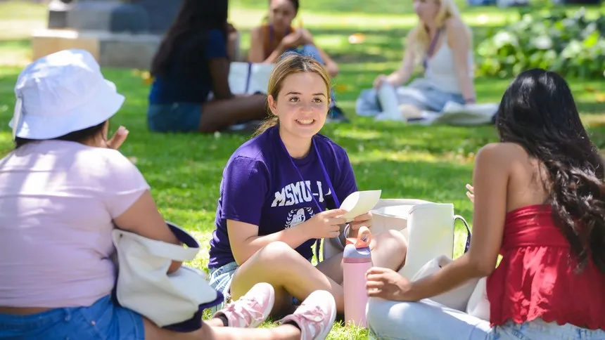 Orientation Leader speaks with incoming students at Athenian Experience.