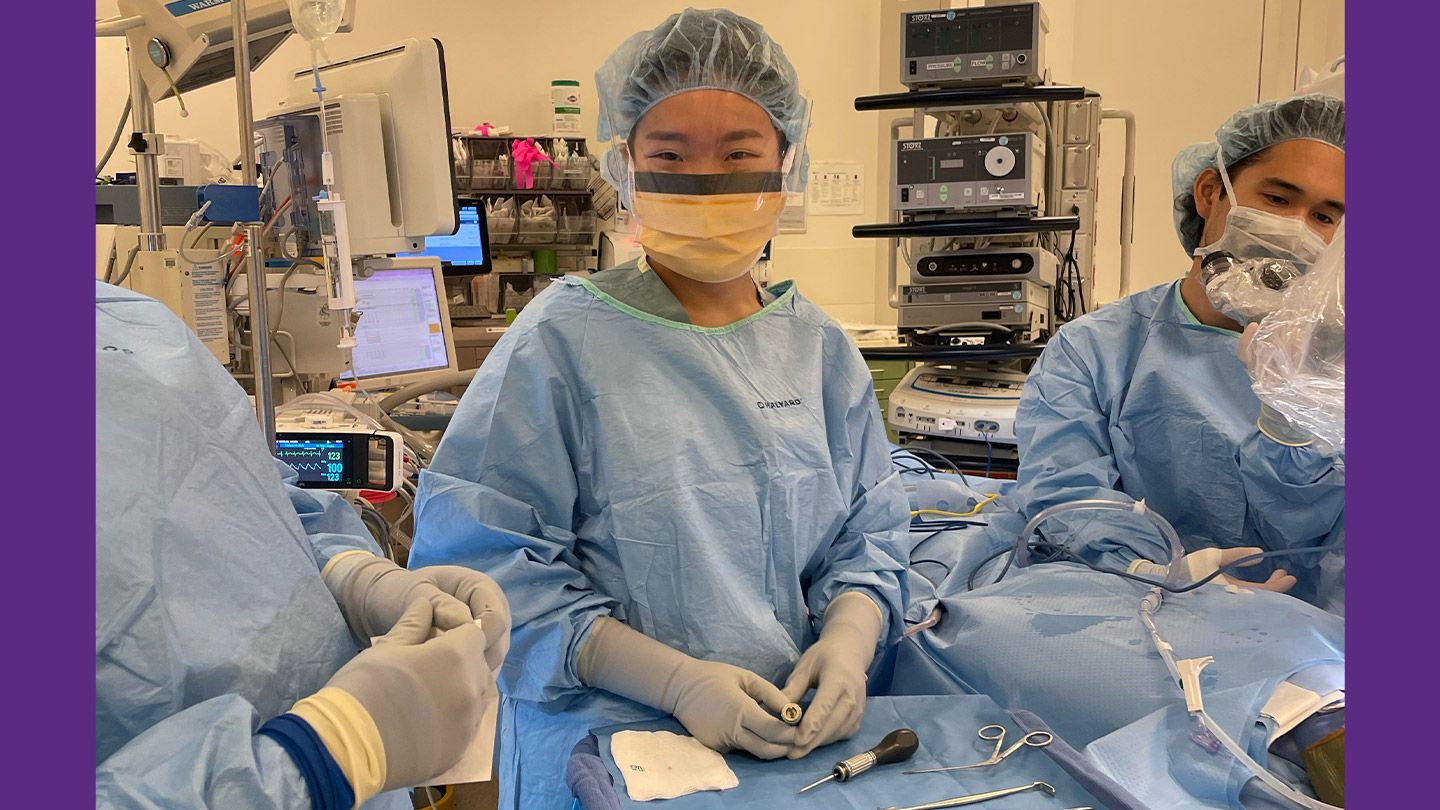 Jennifer Lee '23 in the operating room at Ronald Reagan UCLA Medical Center.