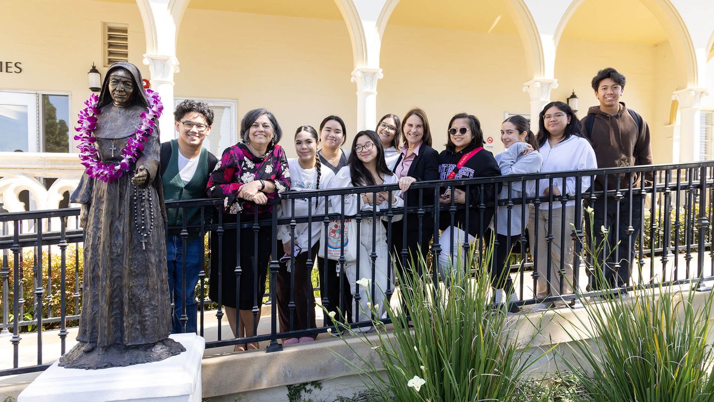 Mount students, ÿ�մ������ President Ann McElaney-Johnson (seventh from left) and Shannon Green, director of the CSJ Institute (second from left), next to the statue of Mother St. John Fontbonne.