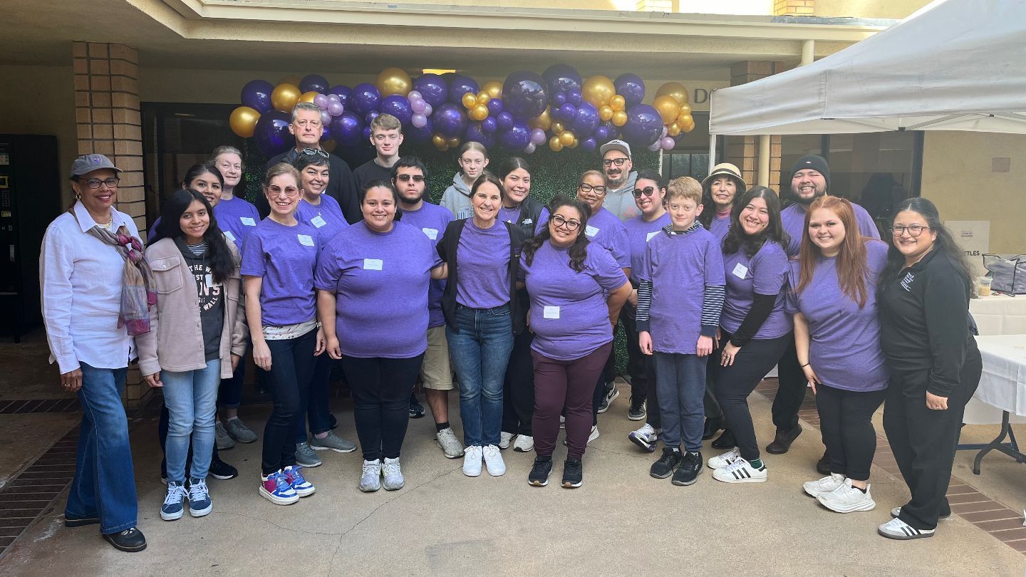A large group of ÿ�մ������ volunteers at the doheny campus