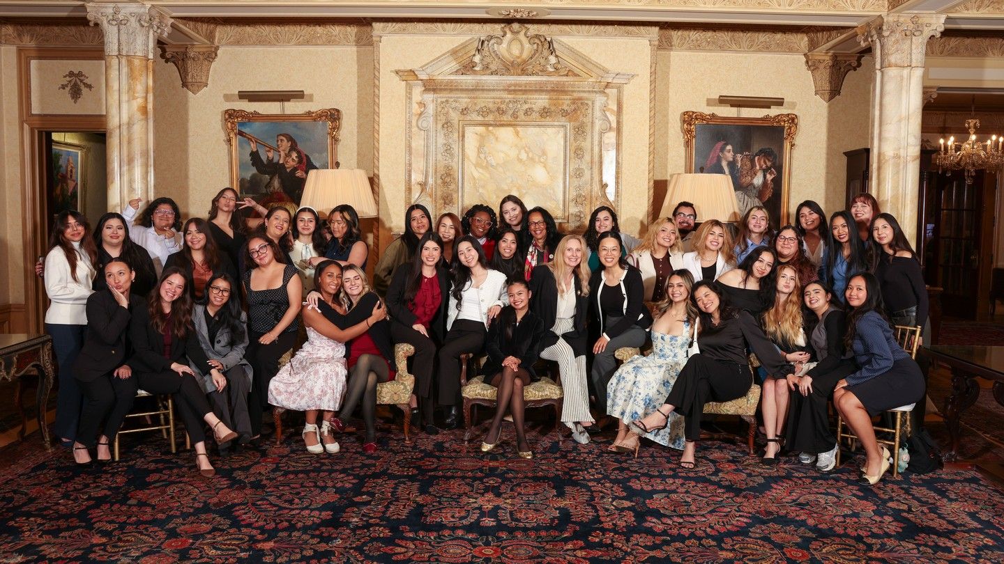 ˮ���� students and alumnae gathered at the Doheny Mansion on March 3 for an evening of  networking, professional etiquette and career exploration.