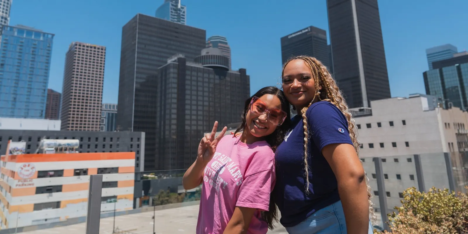 Two �鶹��ýӳ�� students posing in front of Downtown LA