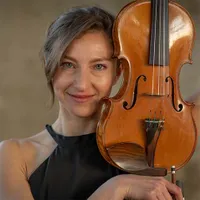 Yvette Holzwarth headshot