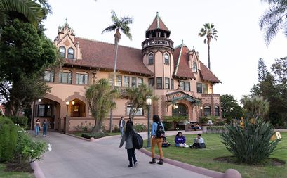 Students in front of the Doheny Mansion