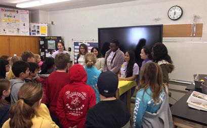 ˮ���� Students leading a class at an elementary school.