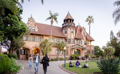 Students walking passed the mansion in the center of ÿ�մ������'s Doheny campus
