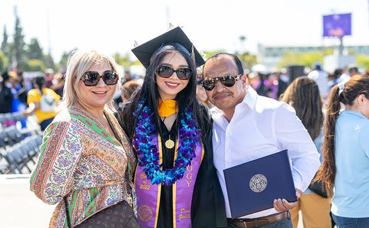 91ɬ�� graduate with her parents at 2022 Commencement