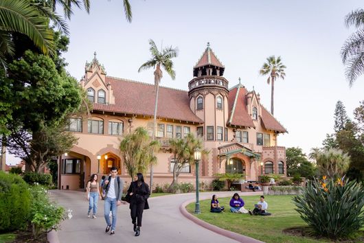 A low angle shot of the mansion in the middle of 91ɬ��'s Doheny campus