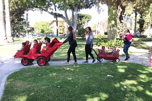 A group of toddlers going on a ride around 91ɬ�� campus