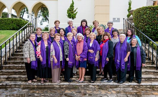 A large group of 91ɬ�� Alumnae posing for a photo on some stairs.