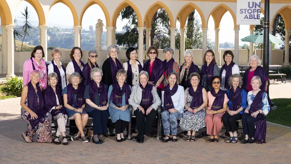 A large group photo of alumnae from homecoming 2023