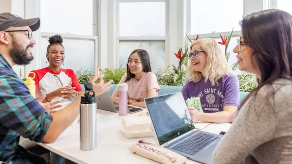 ������ý students at the Doheny cafeteria.