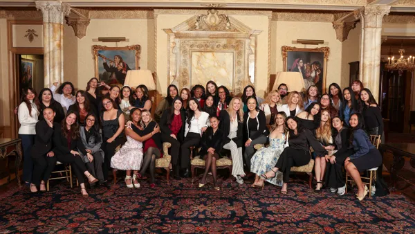 ˮ���� students and alumnae gathered at the Doheny Mansion on March 3 for an evening of  networking, professional etiquette and career exploration.