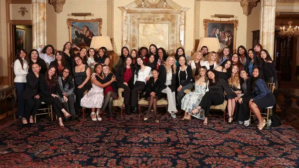 ˮ���� students and alumnae at the Etiquette Dinner held at the Doheny Mansion on March 3.