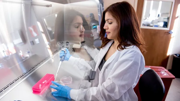 STEM student at ÿ�մ������ Chalon Campus science lab.