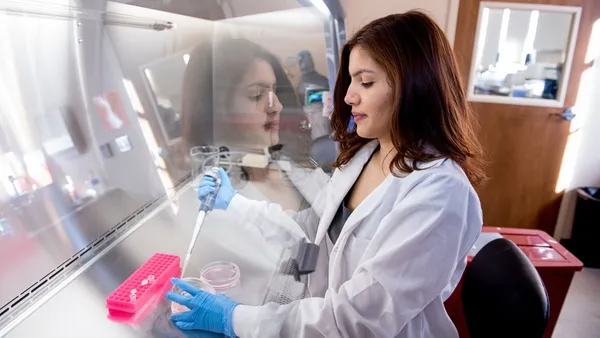STEM student at ÿ�մ������ Chalon Campus science lab.