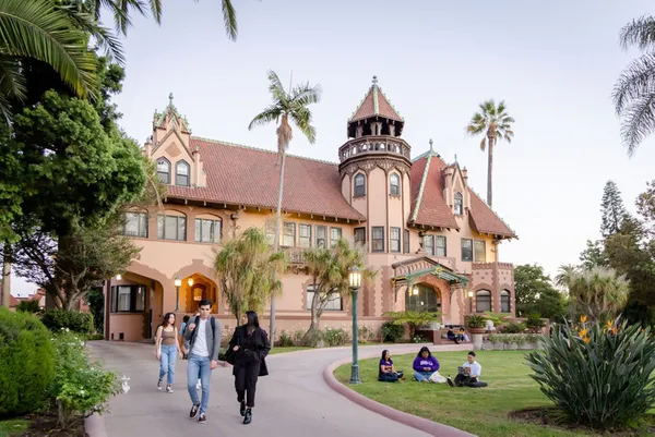 A low angle shot of the mansion in the middle of ������ý's Doheny campus