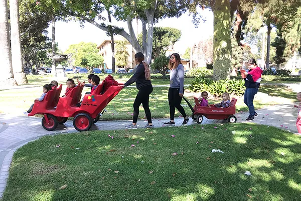A group of toddlers going on a ride around ÿ�մ������ campus