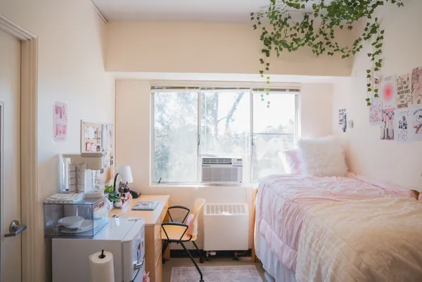 A decorated �鶹��ý��Ƶ dorm room