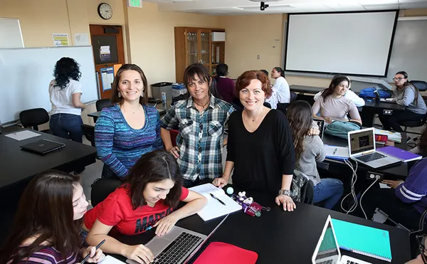 ˮ���� GWSTEM cohort with professors Lia Roberts and Luiza Nogaj