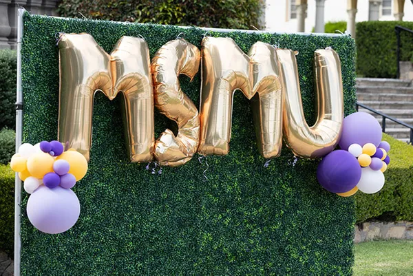 ������ý letter balloons on hedge