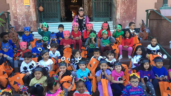kids sitting on steps with President of ˮ����