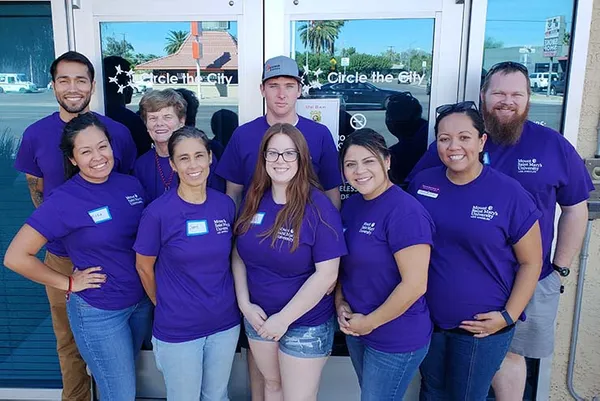 alumnae volunteers for the president's invite to serve event