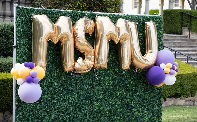ˮ���� letter balloons hanging on hedge
