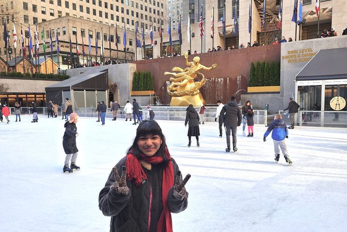 91ɬ�� Student smiling and giving the peace sign in front of the Rockefeller Center.