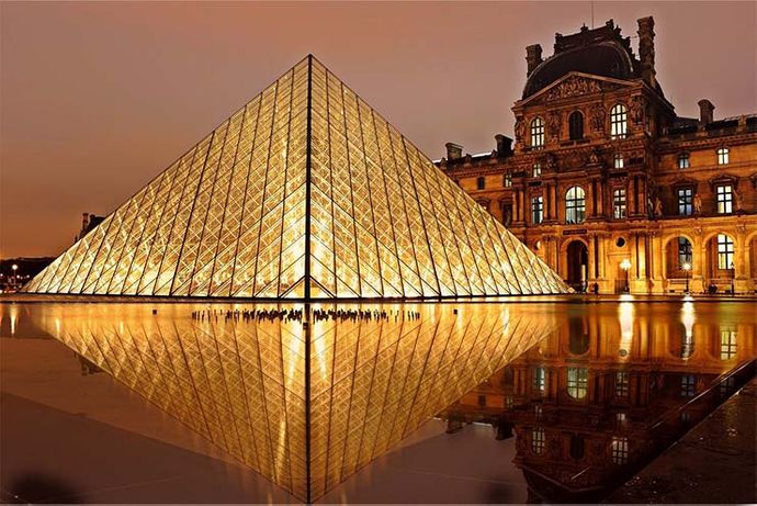 Louvre Mueseum at night