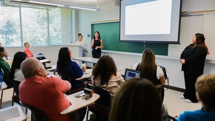 ������ý students presenting their research at the 2025 Academic Symposium.