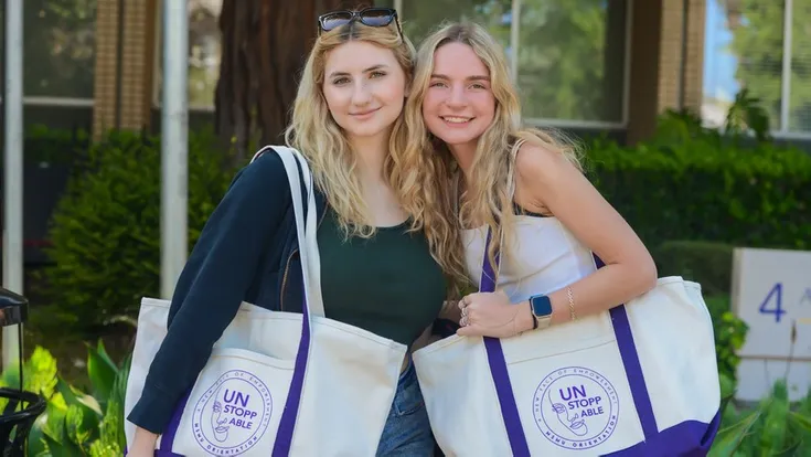 Two incoming students ready to begin their journey at the Mount with ������ý tote bags in hand.